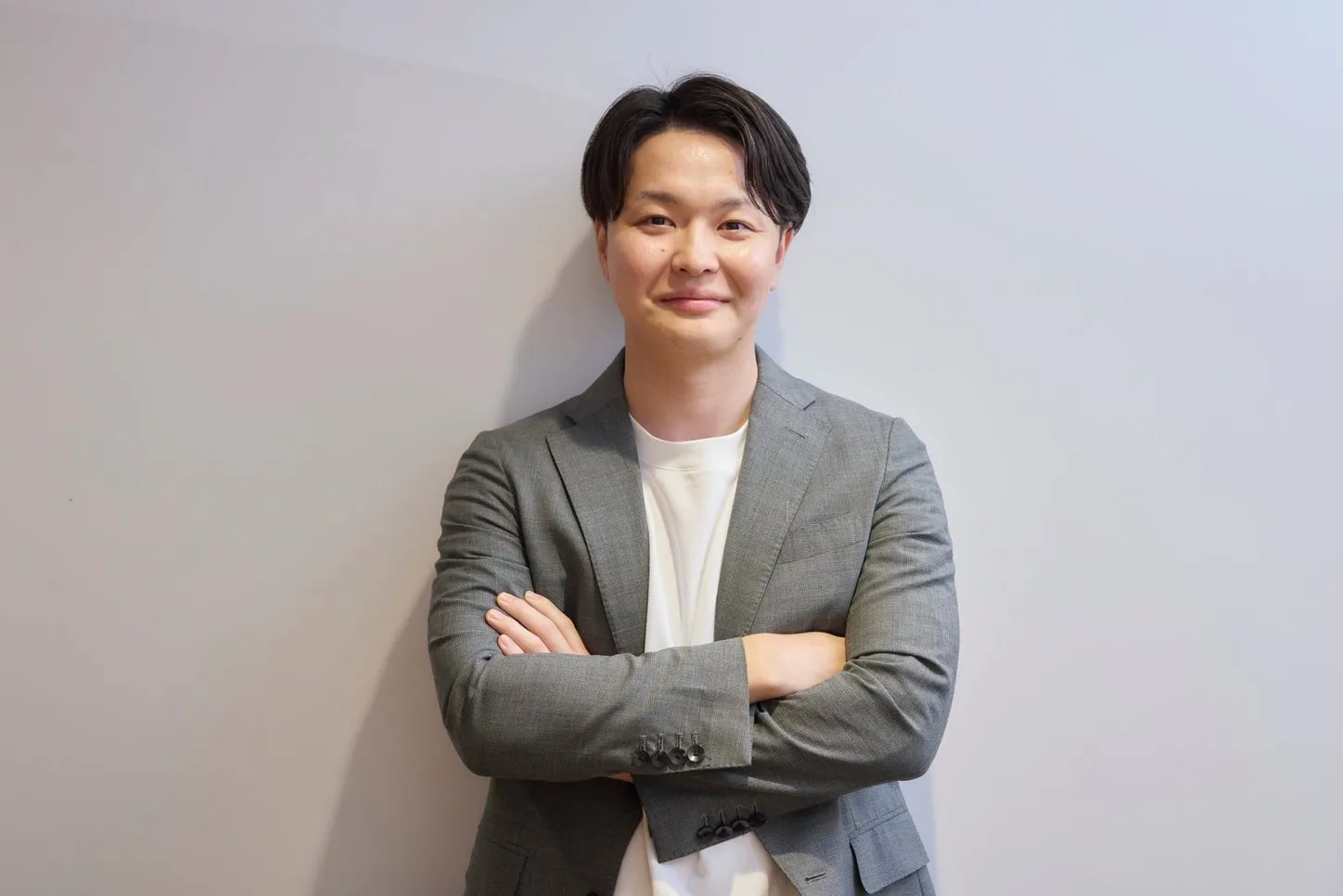 腕を組んで立つ上田凌